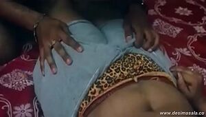 desimasala.co - Booby aunty breast press and belly button have fun