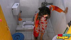Bhabhi Sonia peels off and showcases her figure while bathing